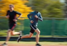 Pelari sedang berlatih dengan intensitas tinggi untuk meningkatkan tempo lari dan kapasitas VO2 max melalui latihan terarah
